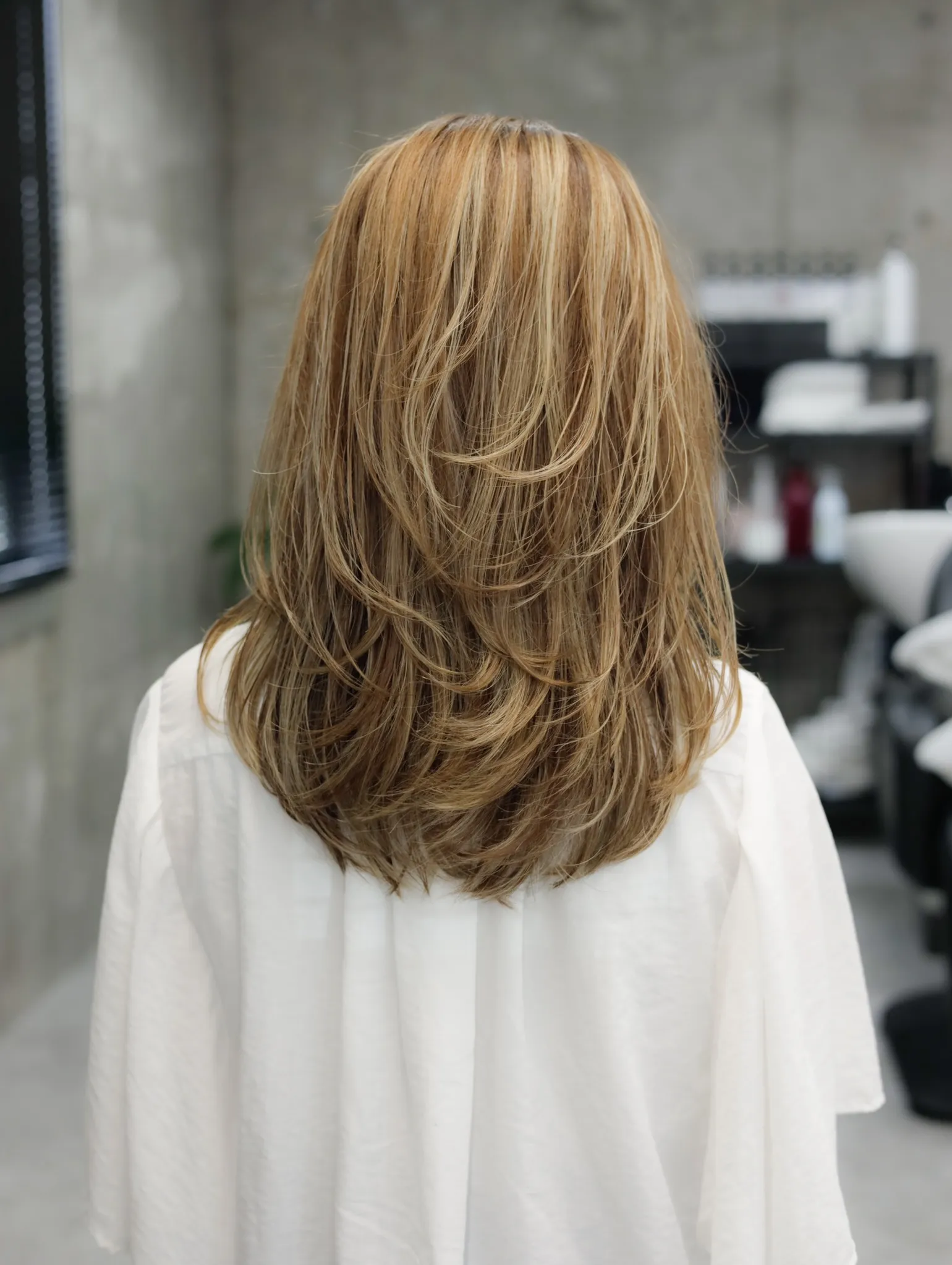 明るめハイライトベージュ×ミディアムレイヤー